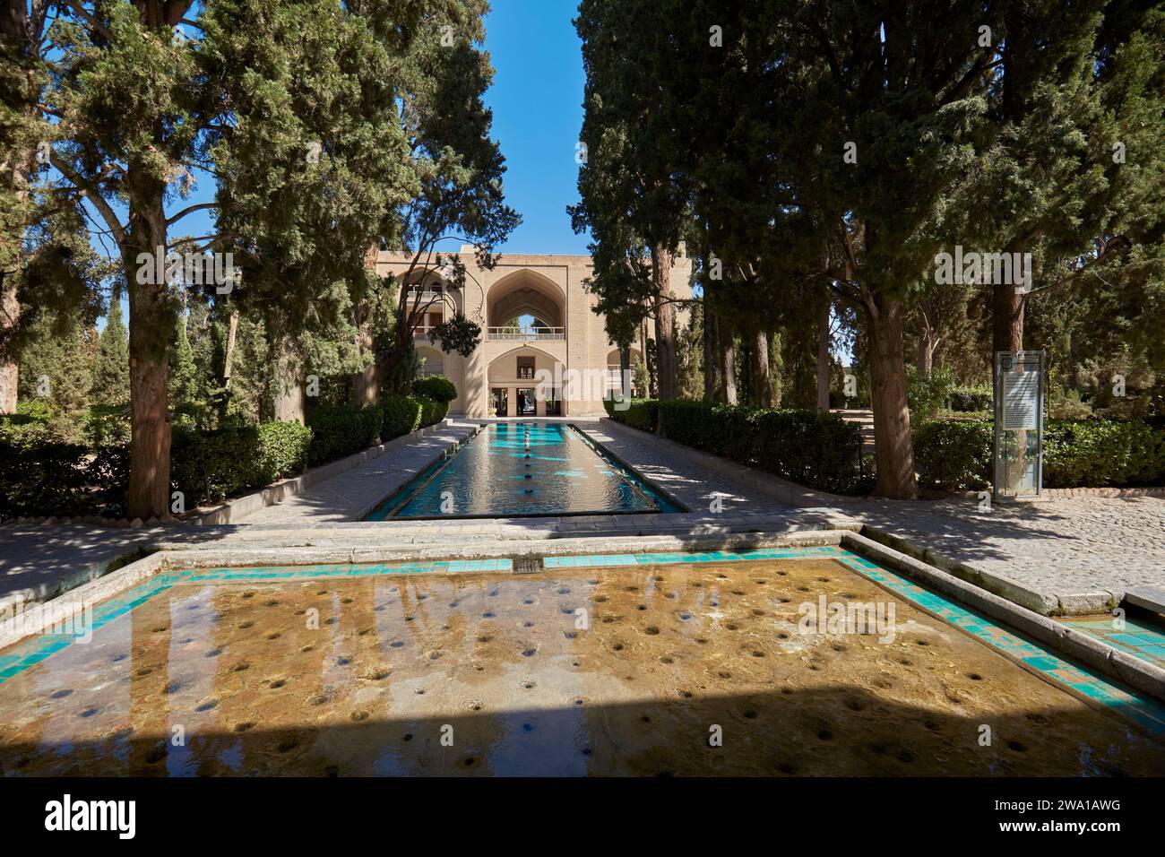 Cheshme Joosh (acqua springing), piscina con 160 buche sul fondo che regolano l'afflusso e il deflusso d'acqua nel fin Garden. Kashan, Iran. Foto Stock