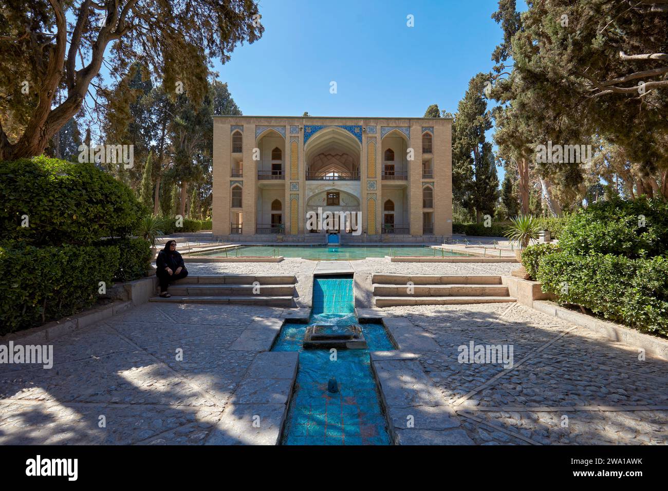 La donna si trova al Padiglione Safavid nel Giardino fin (Bagh-e fin), il più antico (1590) giardino persiano esistente in Iran e sito patrimonio dell'umanità dell'UNESCO. Kashan, Iran. Foto Stock