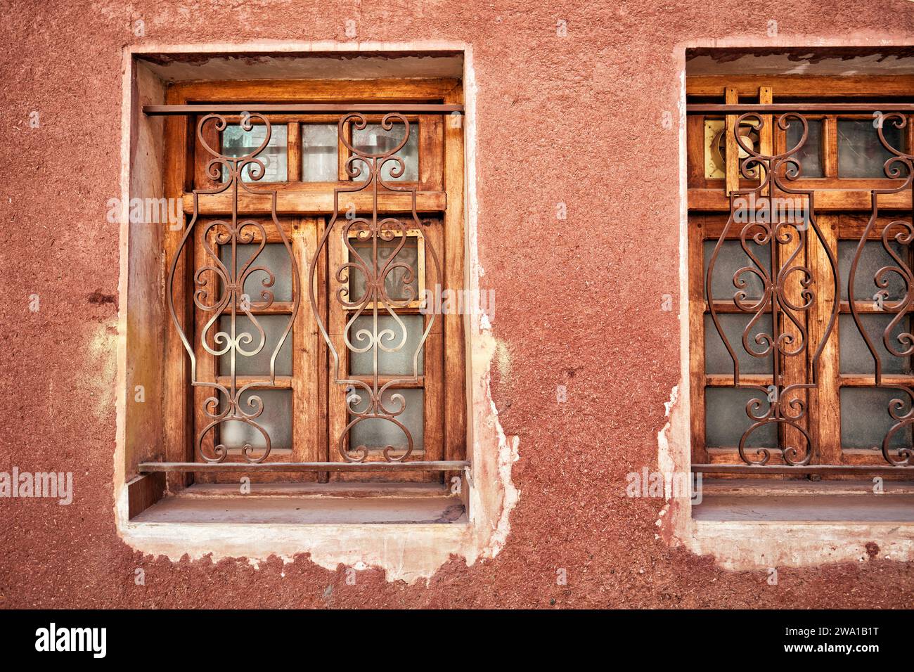 Le finestre di una casa tradizionale nel villaggio storico di Abyaneh, contea di Natanz, Iran. Foto Stock