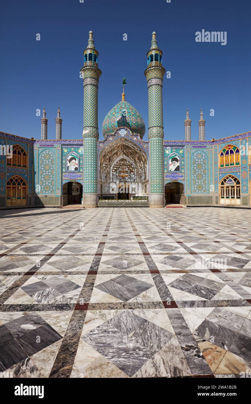 Imamzadeh Mohammed Helal bin Ali Shrine e il suo cortile ad Aran o Bidgol, Iran. Foto Stock