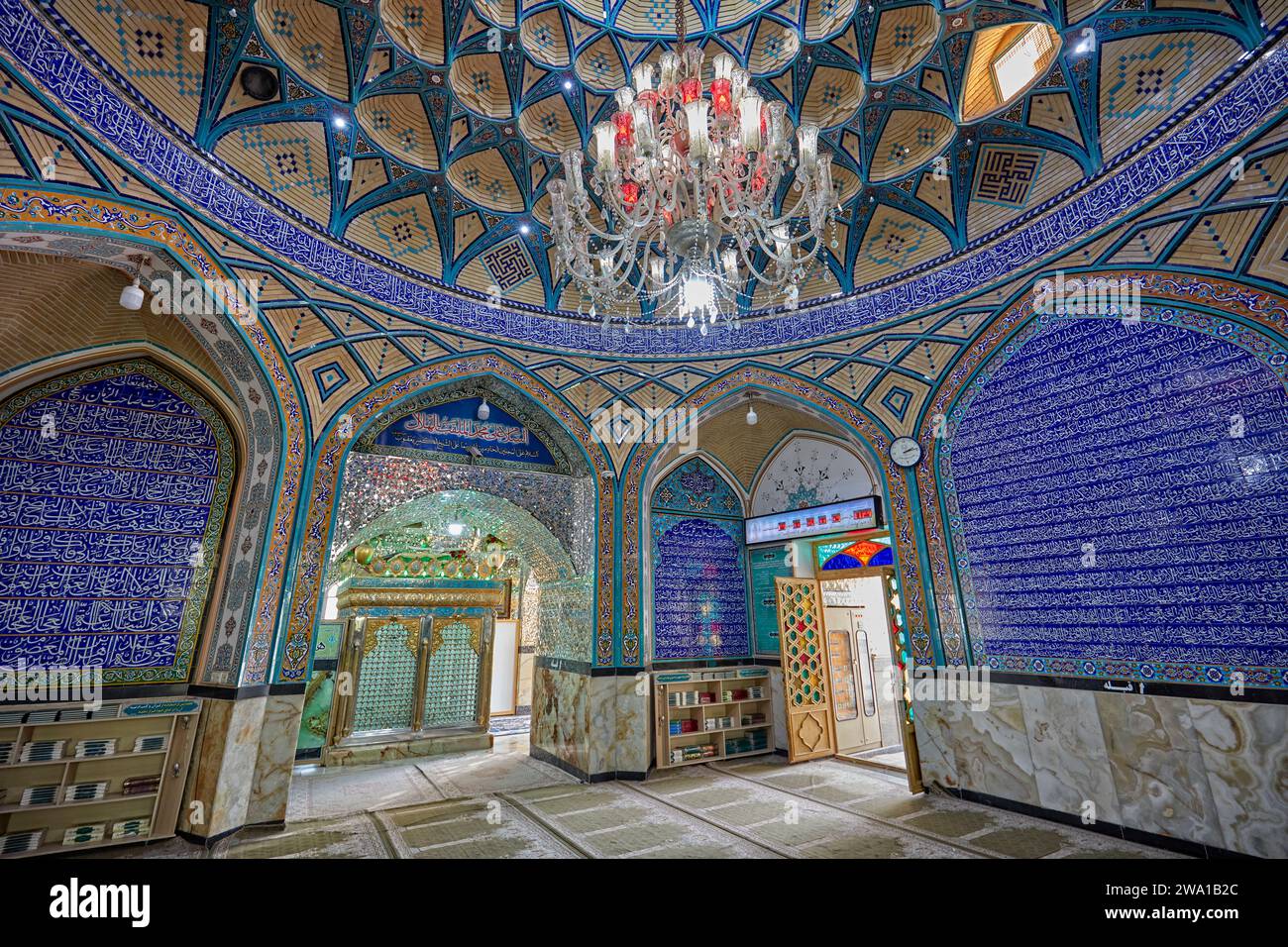 Vista interna del Santuario Imamzadeh Mohammed Helal decorato con cura con calligrafia islamica e mosaici a specchio (aina-kari). Aran o Bidgol, Iran. Foto Stock