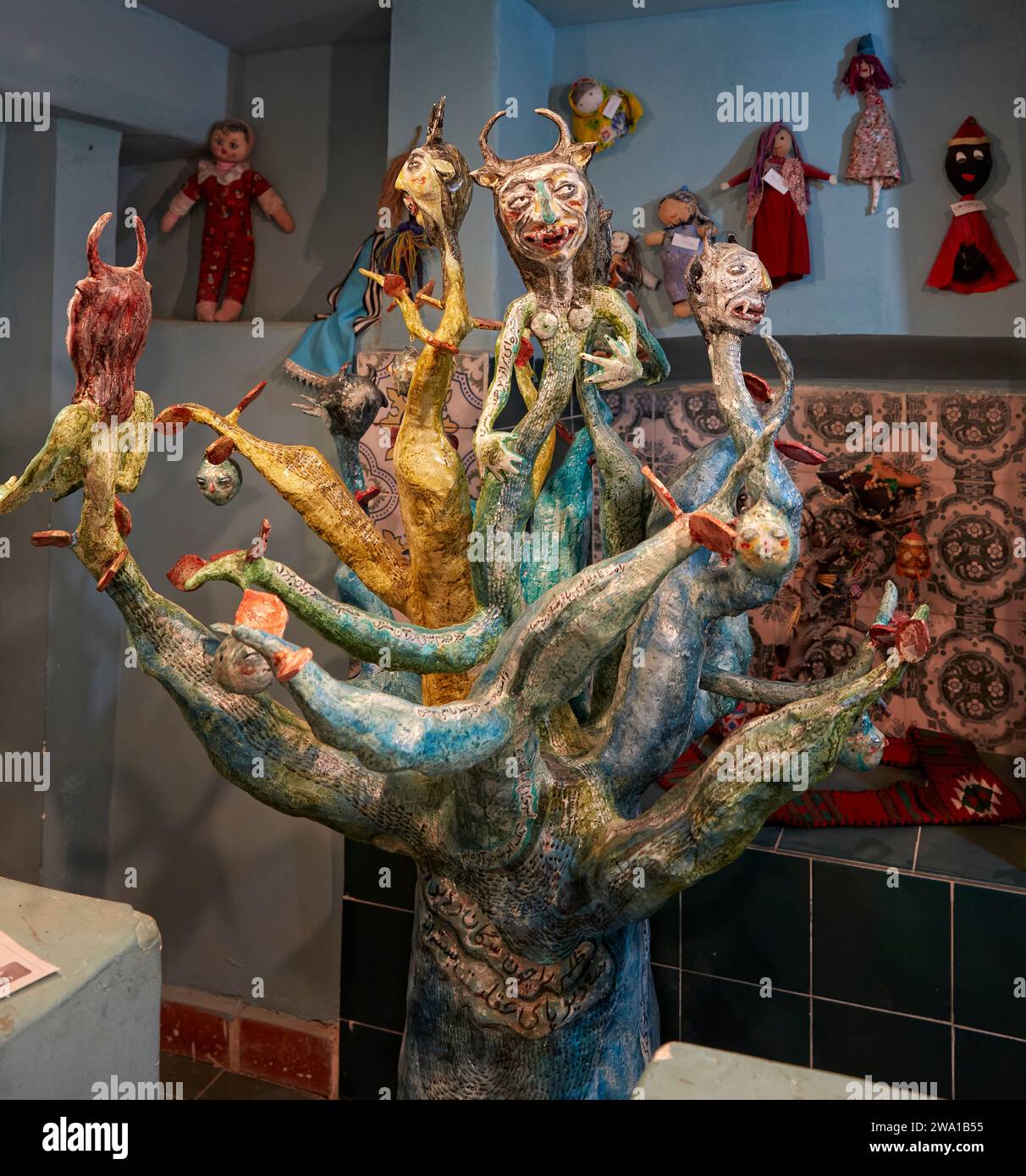Statuetta "l'albero del male" esposta nella Casa del Museo dei Marionetti. Kashan, Iran. Foto Stock