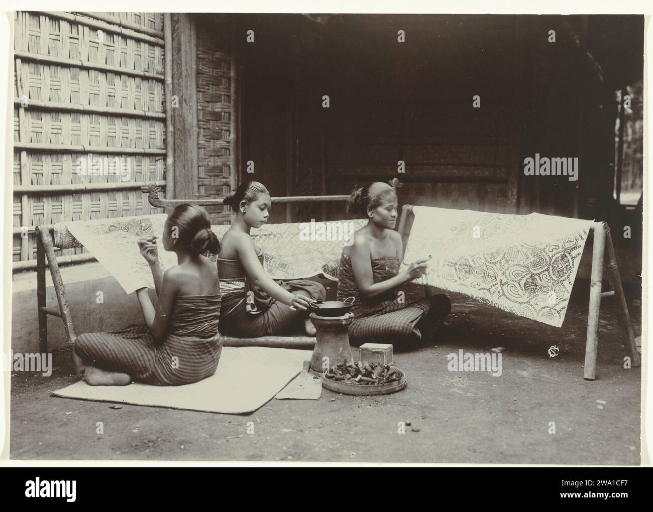 Tre donne giavanesi che disegnano disegni Batik su stoffa, c. 1867 - c. 1910 Fotografia Java (possibilmente) carta. supporto fotografico. stampa di albumi di cartone Foto Stock