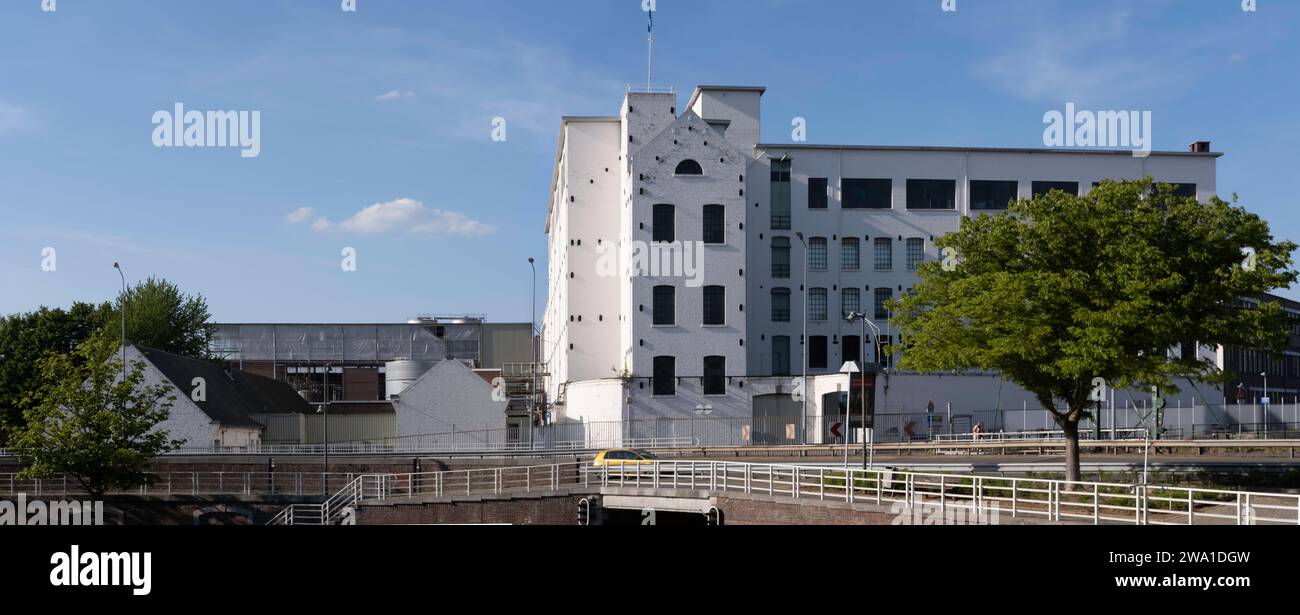 "Blekerijgebouw" bianco della fabbrica di carta Sappi nel centro di Maastricht, Paesi Bassi, con ponte, serratura e silo di grano. Immagine widescreen Foto Stock