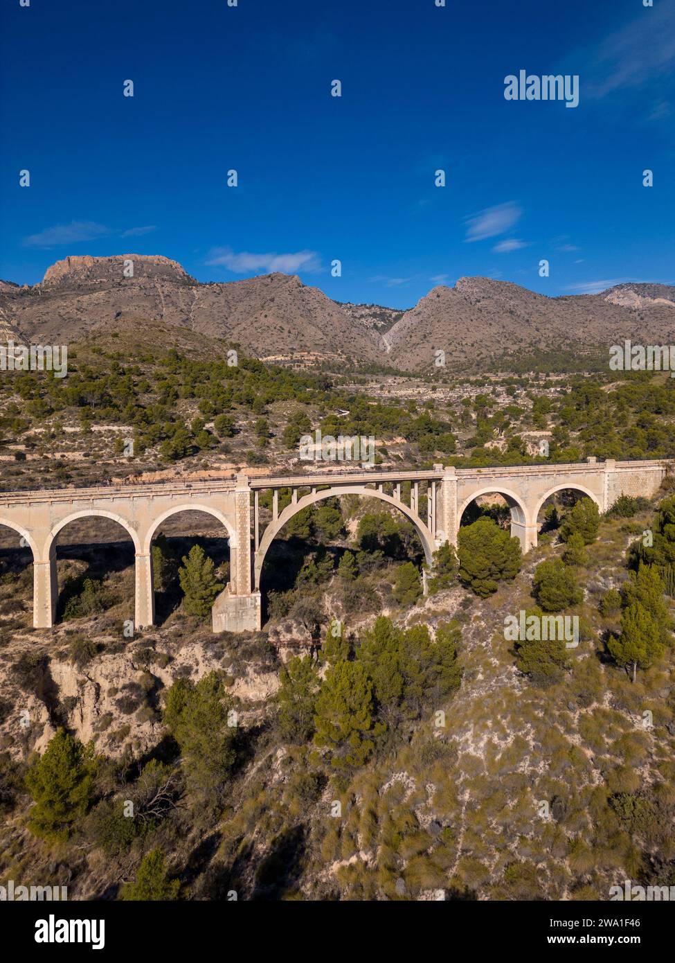 Vecchio ponte sulla Maigmó Greenway, un affascinante percorso di 22 chilometri che segue le orme del vecchio percorso ferroviario, Alicante, Spagna Foto Stock