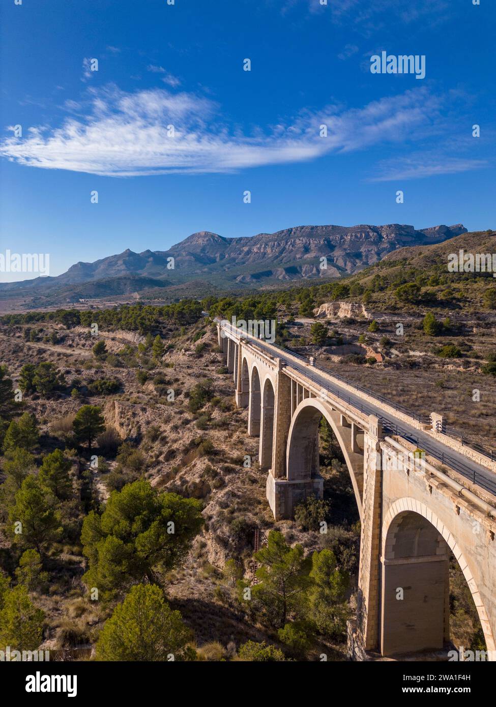 Vecchio ponte sulla Maigmó Greenway, un affascinante percorso di 22 chilometri che segue le orme del vecchio percorso ferroviario, Alicante, Spagna Foto Stock