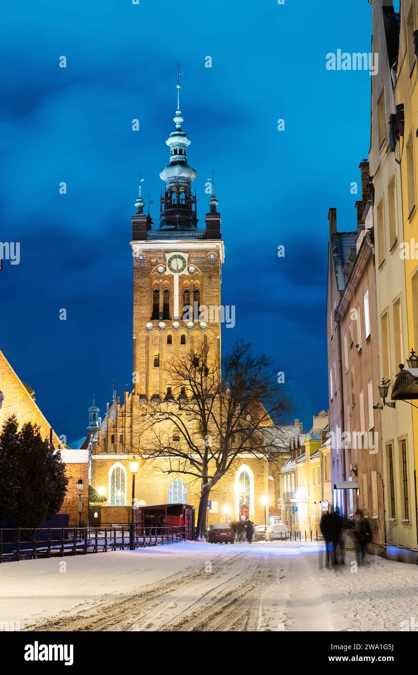 2023-02-04; vista su St Chiesa di Caterina d'inverno di notte, Danzica Polonia Foto Stock