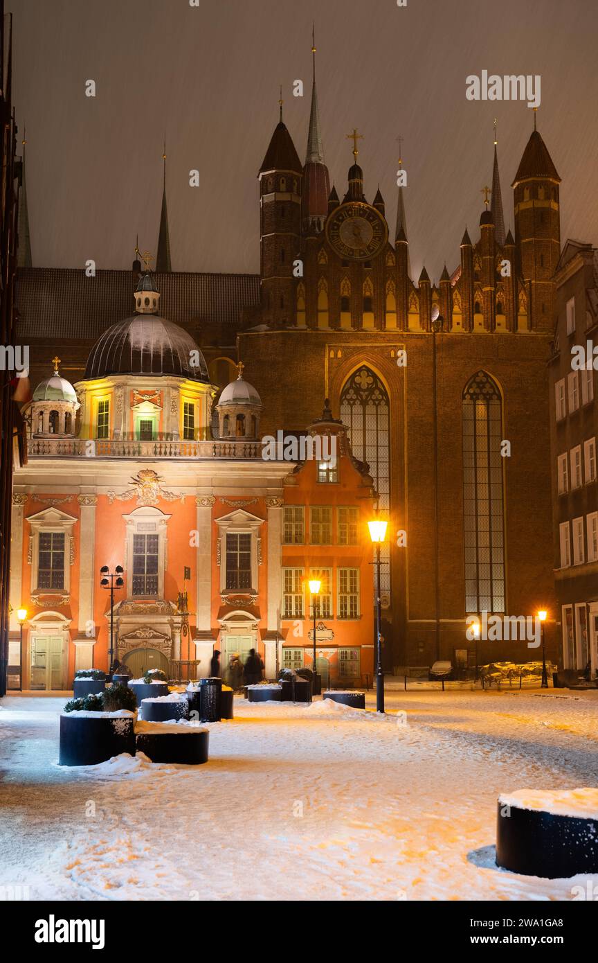 2023-02-04; inverno. Vista della Basilica di San Mary di notte. Danzica, Polonia Foto Stock