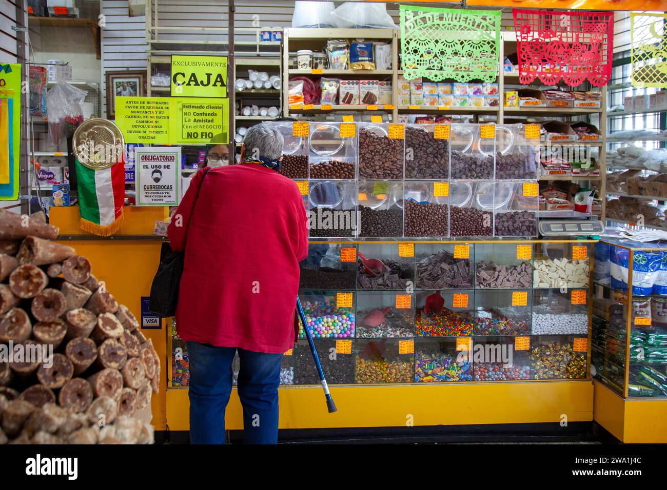 Cassiere presso il negozio del mercato Jamaica di città del Messico, Messico Foto Stock