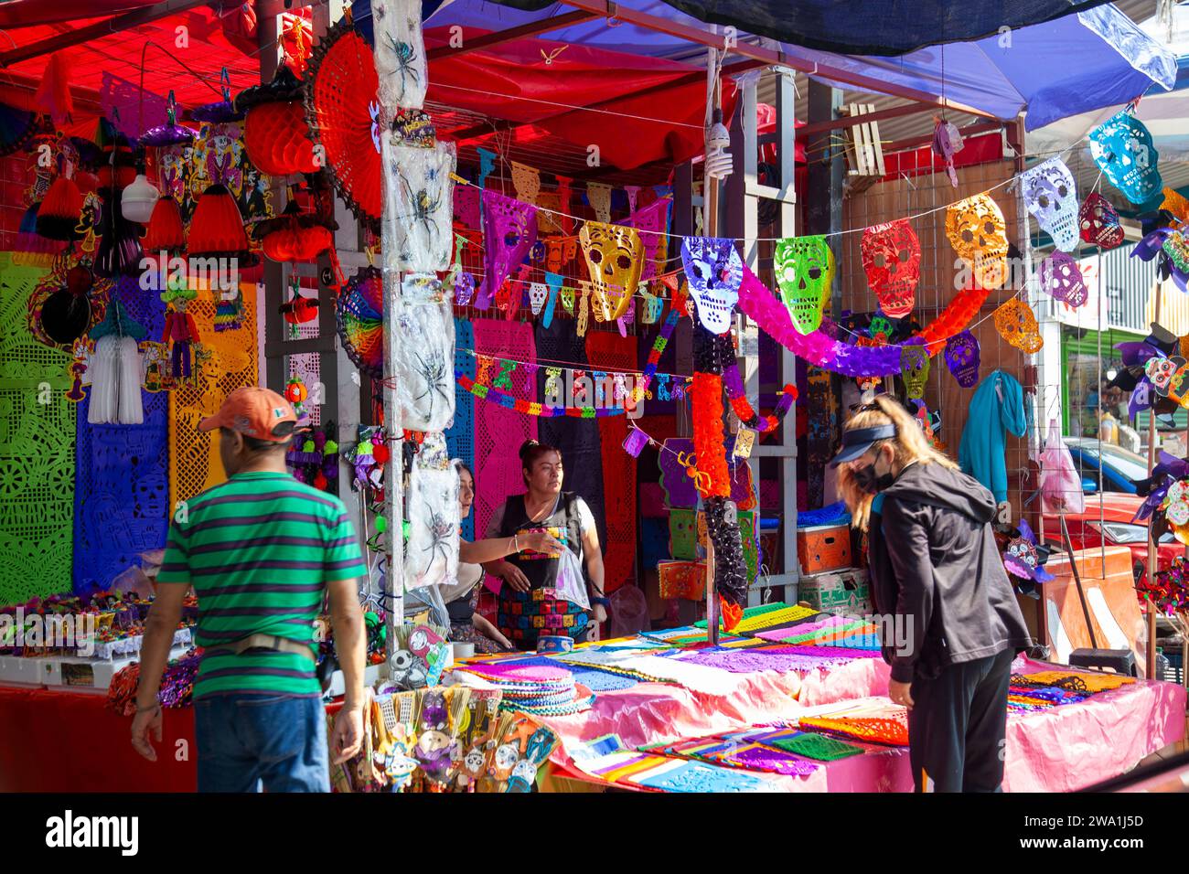 Papel Picado (giorno della decorazione morta) Stall al mercato di Giamaica , città del Messico, Messico Foto Stock