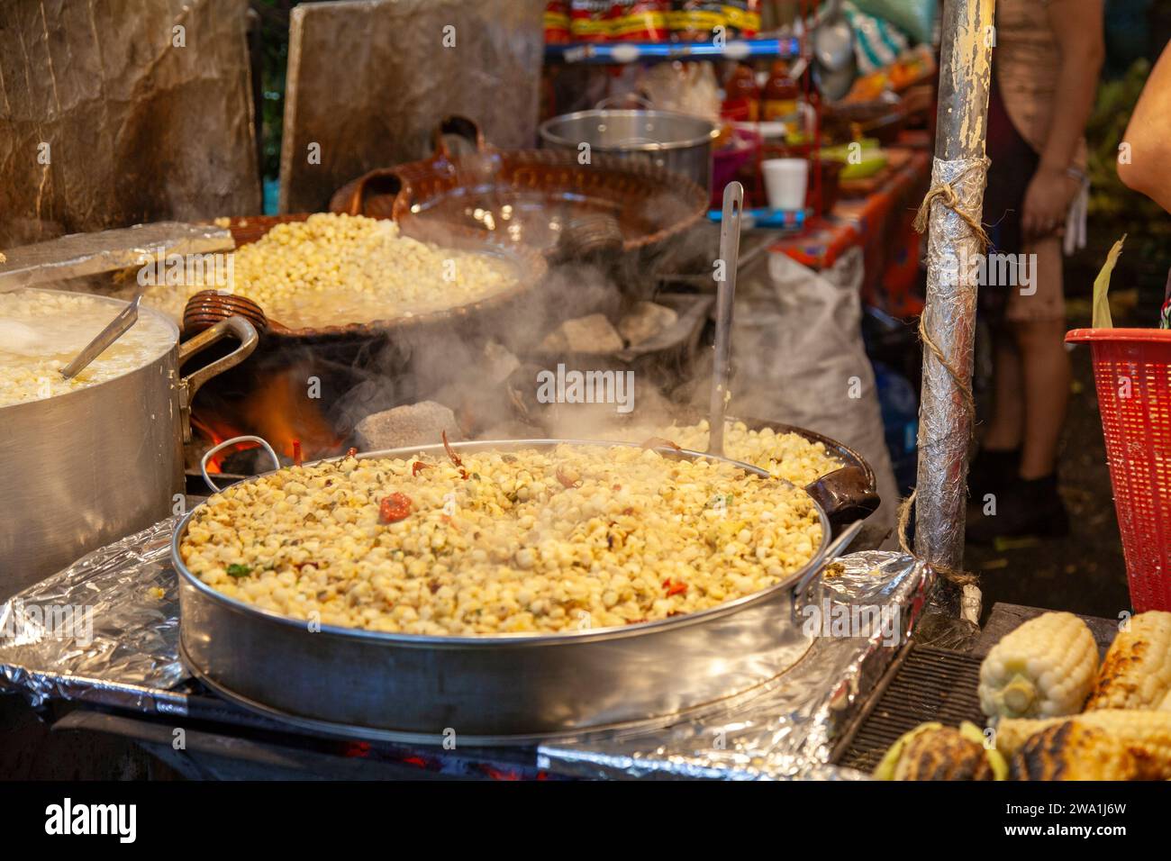 Piatto di mais caldo cucinato al mercato Jamaica di città del Messico, Messico Foto Stock