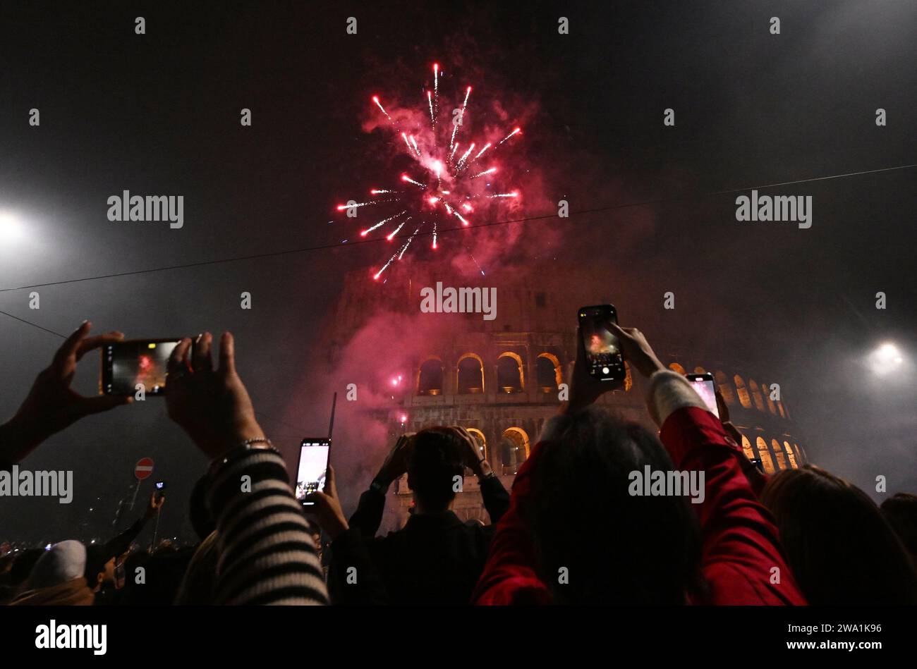 Roma, Italia. 1 gennaio 2024. I fuochi d'artificio sono iniziati per celebrare il nuovo anno al Colosseo di Roma, Italia, il 1° gennaio 2024. Credito: Alberto Lingria/Xinhua/Alamy Live News Foto Stock