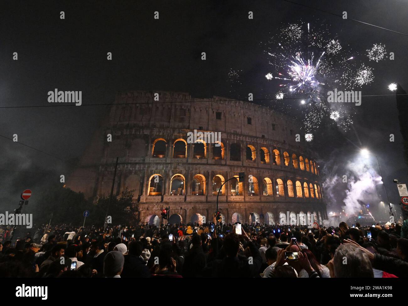 Roma, Italia. 1 gennaio 2024. I fuochi d'artificio sono iniziati per celebrare il nuovo anno al Colosseo di Roma, Italia, il 1° gennaio 2024. Credito: Alberto Lingria/Xinhua/Alamy Live News Foto Stock