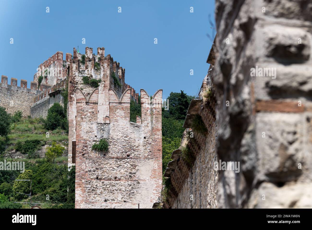 Gotico Mura scaligere di Soave costruito nel XIV secolo dal Cansignorio della Scala, lungo 1600 metri con 24 torri, e Castel Foto Stock