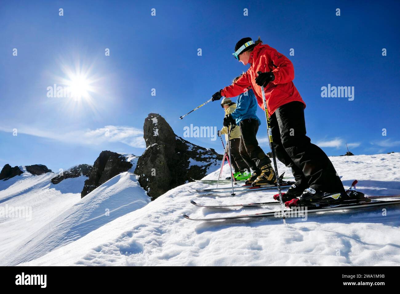 Un'istruttrice di sci donna indica il terreno ai suoi studenti in una località di montagna vicino a South Lake Tahoe, California. Foto Stock