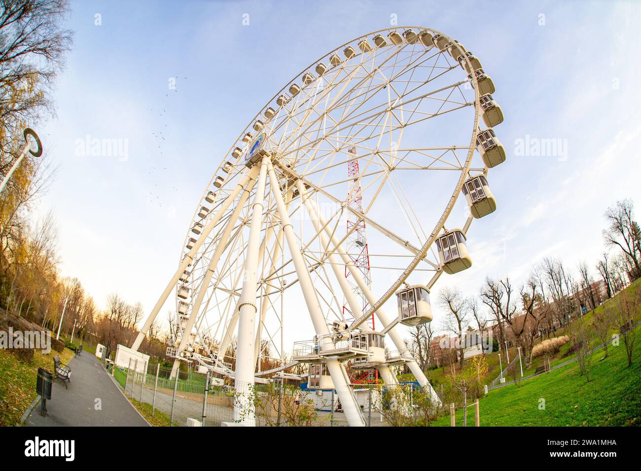 Ruota panoramica sul Tei Park a Bucarest, Romania Foto Stock