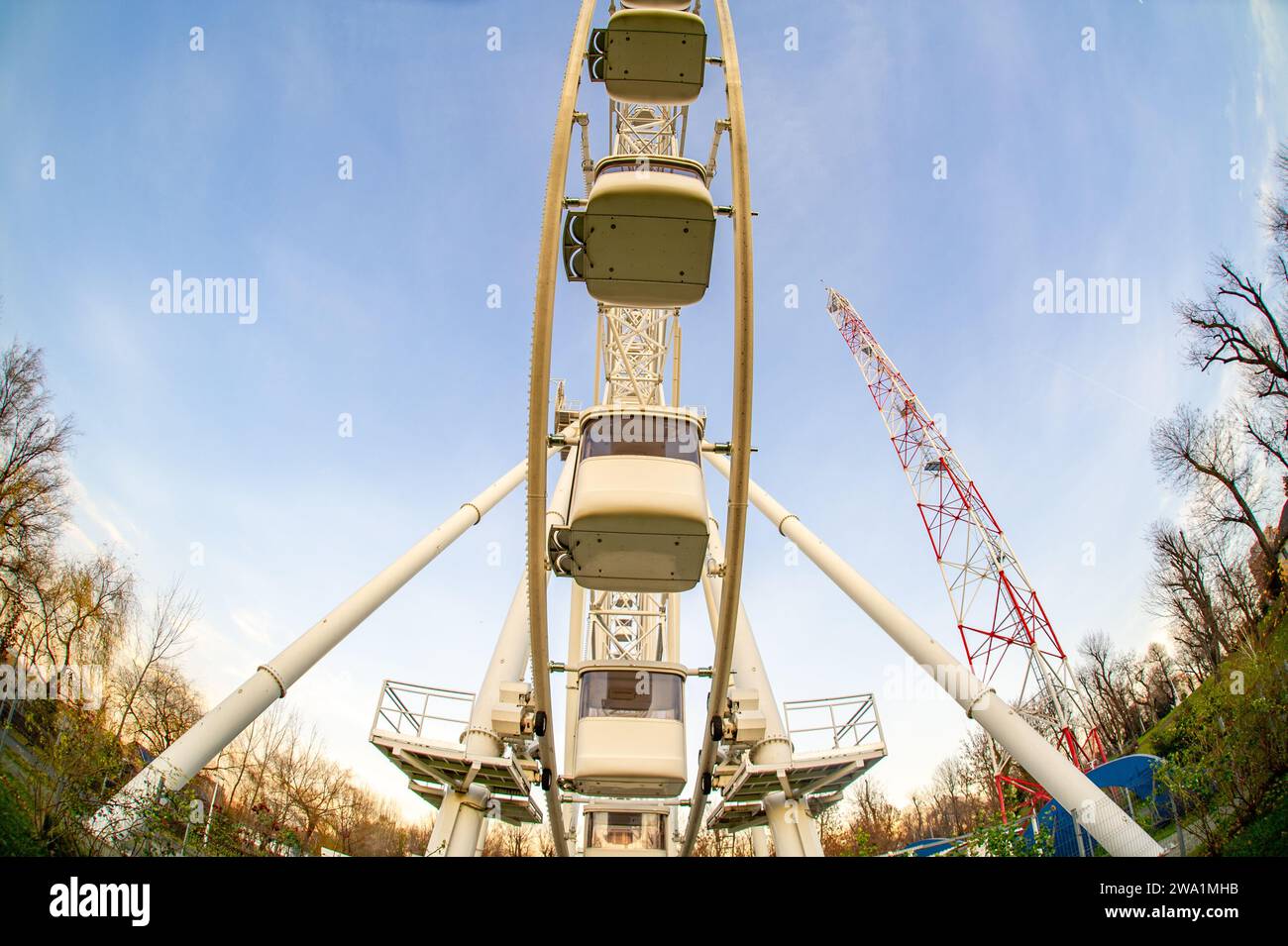 Ruota panoramica sul Tei Park a Bucarest, Romania Foto Stock