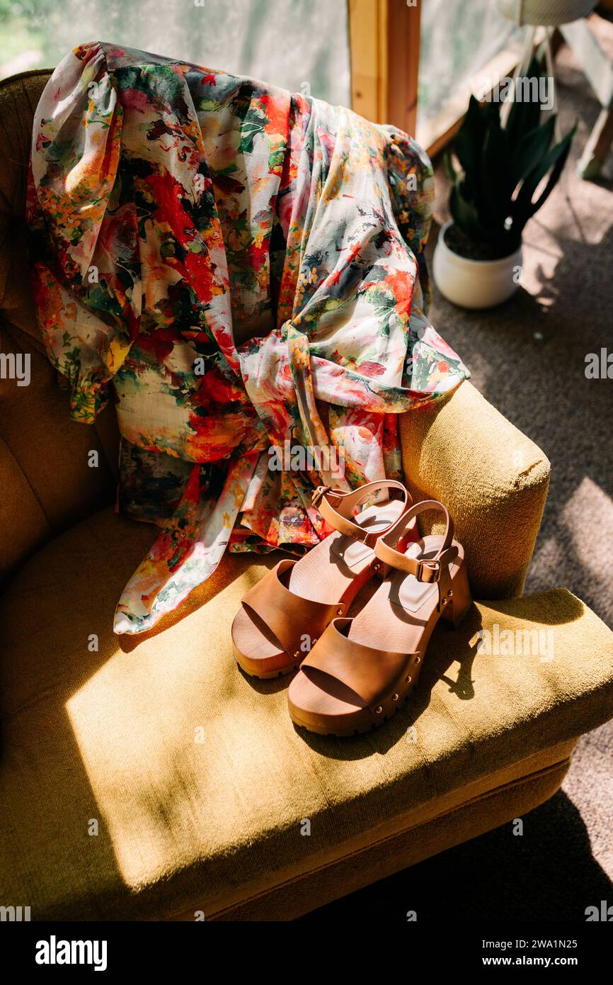 Sandali da sposa estivi e outfit floreali al sole Foto Stock
