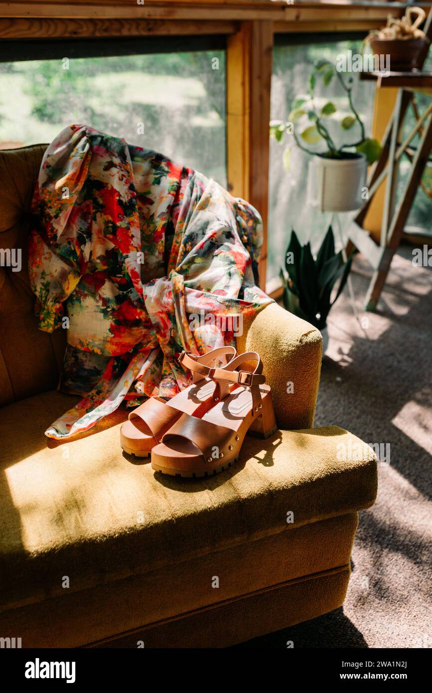 Outfit colorato con stampa floreale e sandali estivi Foto Stock