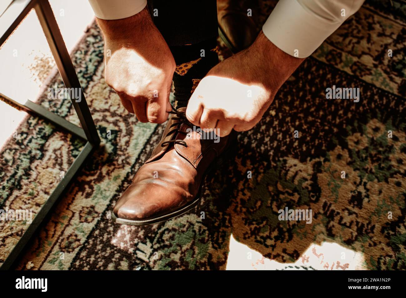 Lo sposo si prepara a indossare scarpe da sposa Foto Stock