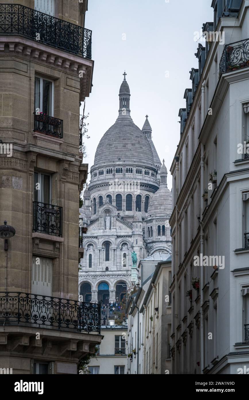Edificio parigino e sacre coeur Foto Stock