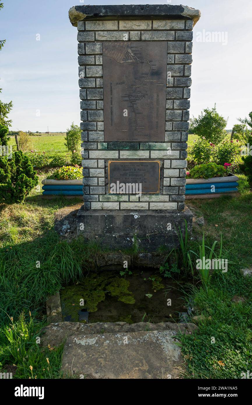 La source 1 de la Meuse est situee a Châtelet-sur-Meuse. Le cours d'eau, prend sa source sur le palteau de Langres. | la sorgente del fiume è loca Foto Stock