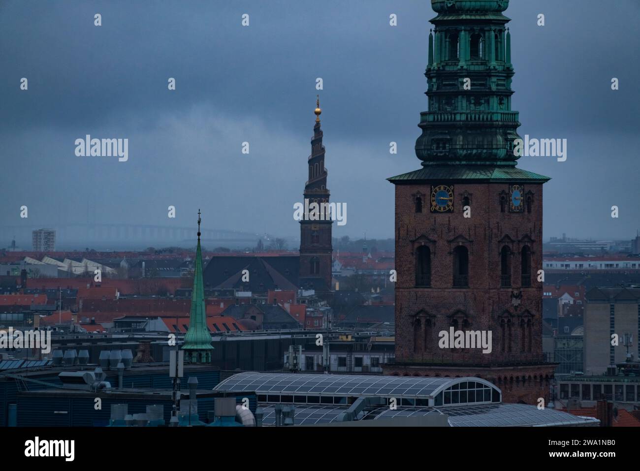 Torri e skyline di Copenhagen con nuvole scure Foto Stock