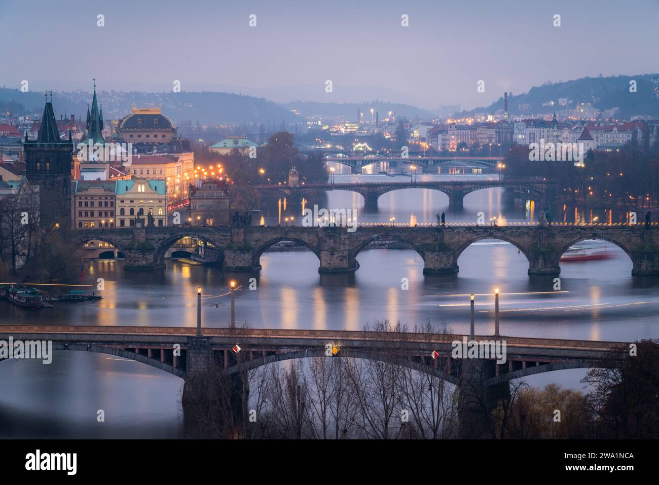 Vista serale di Praga con il fiume Moldava e i ponti Foto Stock