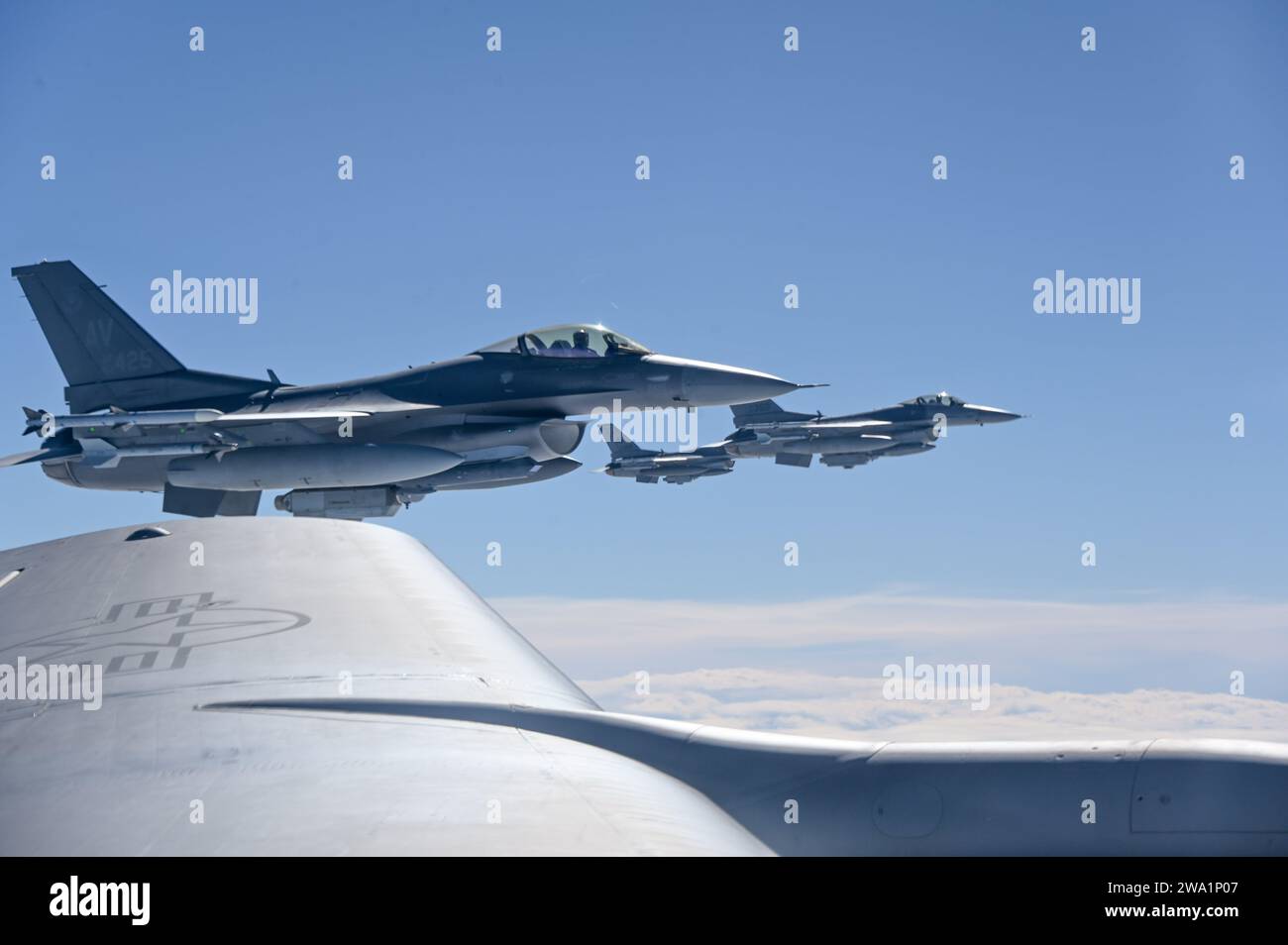 Gli F-16 della base aerea di Aviano, in Italia, si preparano a ricevere carburante dal KC-135 Stratotanke il 2 marzo 2023, sul mare Adriatico. Foto di Lauren Kelly Foto Stock