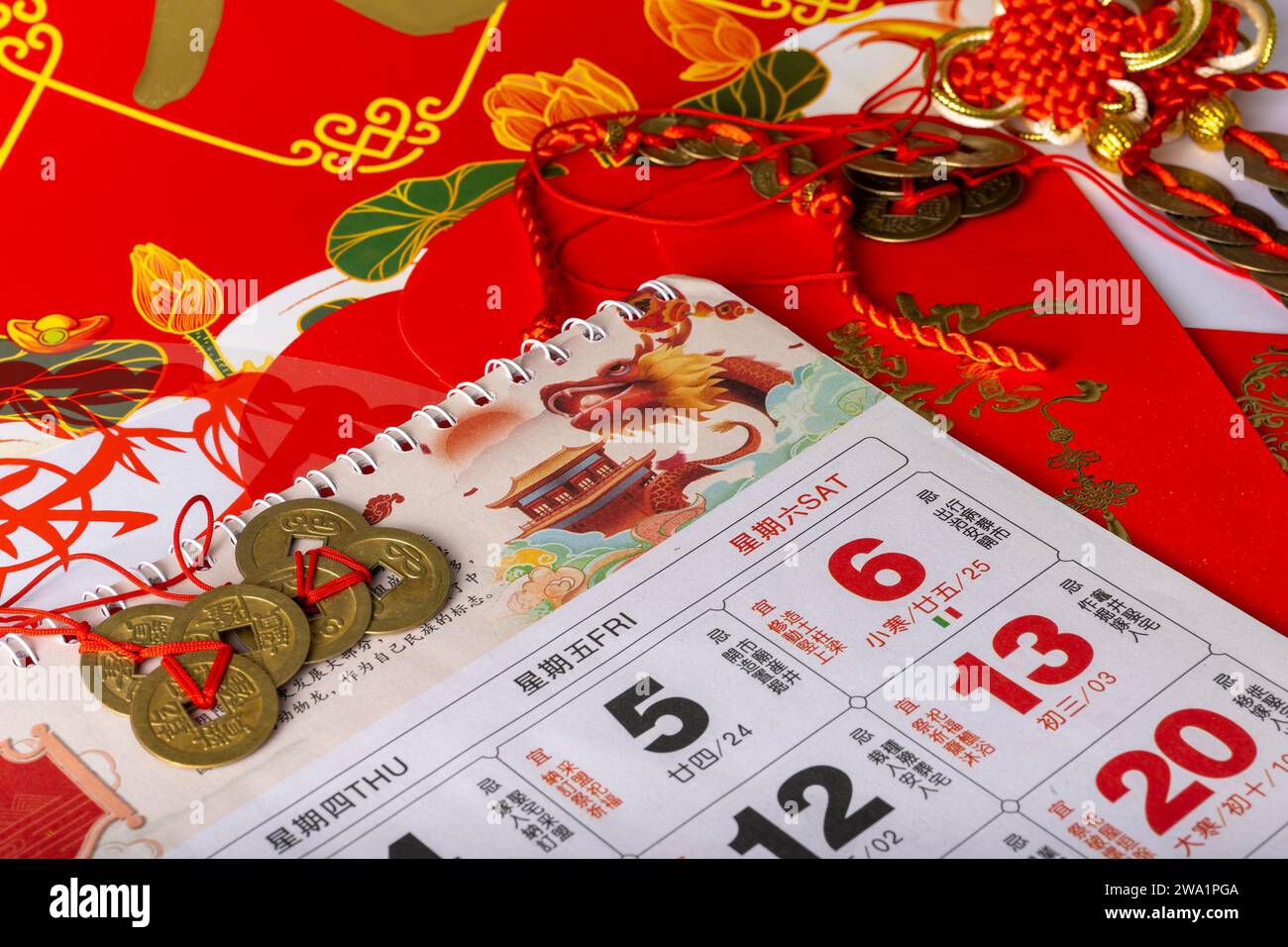 Calendario dell'anno del Drago e decorazioni con buste rosse pronte per le celebrazioni. Foto Stock