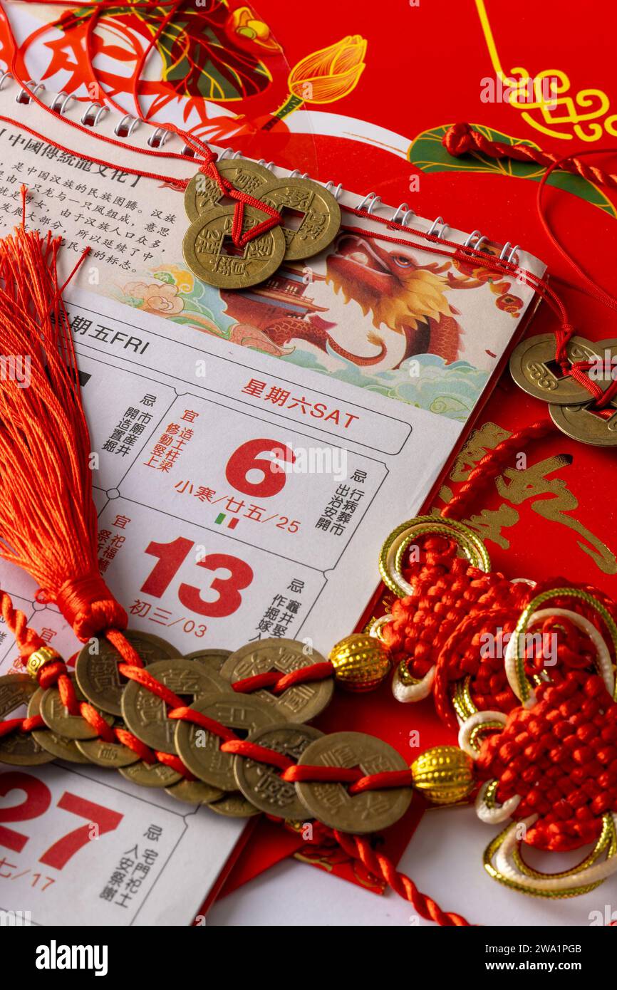 Calendario dell'anno del Drago e decorazioni con buste rosse pronte per le celebrazioni. Foto Stock