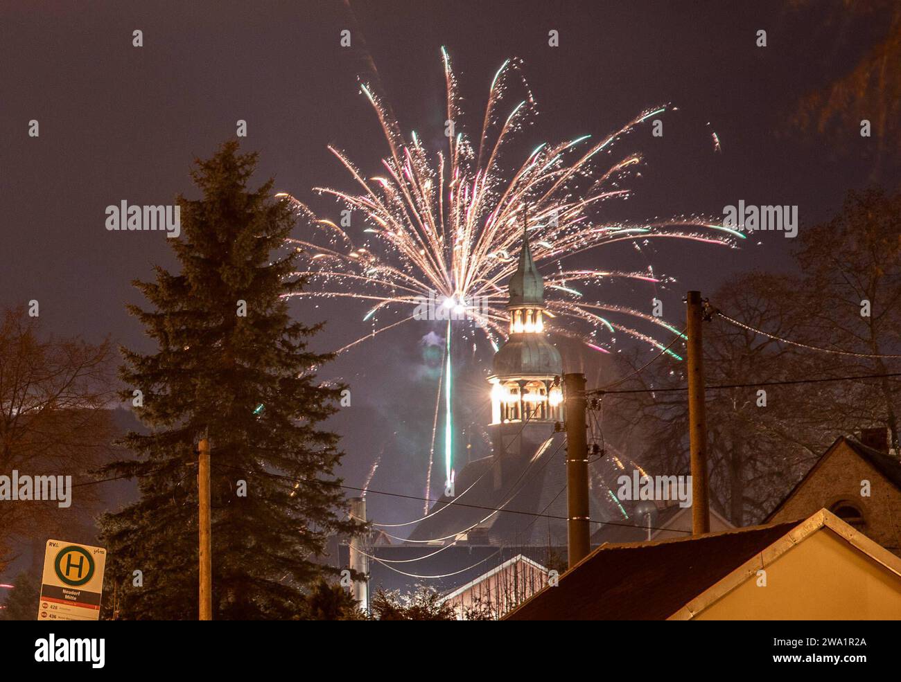 240101Silvester News ID: EN 2024-01-01 Das Jahr 2023 ist Geschichte Raketen lassen neues Jahr 2024 Wilkommen heißen Sehmatal-Neudorf. DAS Jahr 2023 ist Geschichte. Vergangene Nacht feierten die Menschen auf der ganzen Welt den Jahreswechsel. Raketen und Feuerwerksbatterien begrüßten das neue Jahr. Auch im erzgebirgischen Sehmatal-Neudorf sorgten vorallem Feuerwerksbatterien für ein tolles Himmelsspektakel. Stagista: An dieser stelle möchte ich mich ganz recht herzlich für die gute Zusammenarbeit und für die Aufträge im Jahre 2023 bedanken Ich wünsche ihnen für das neue Jahr 2024 alles Gute, vor Foto Stock