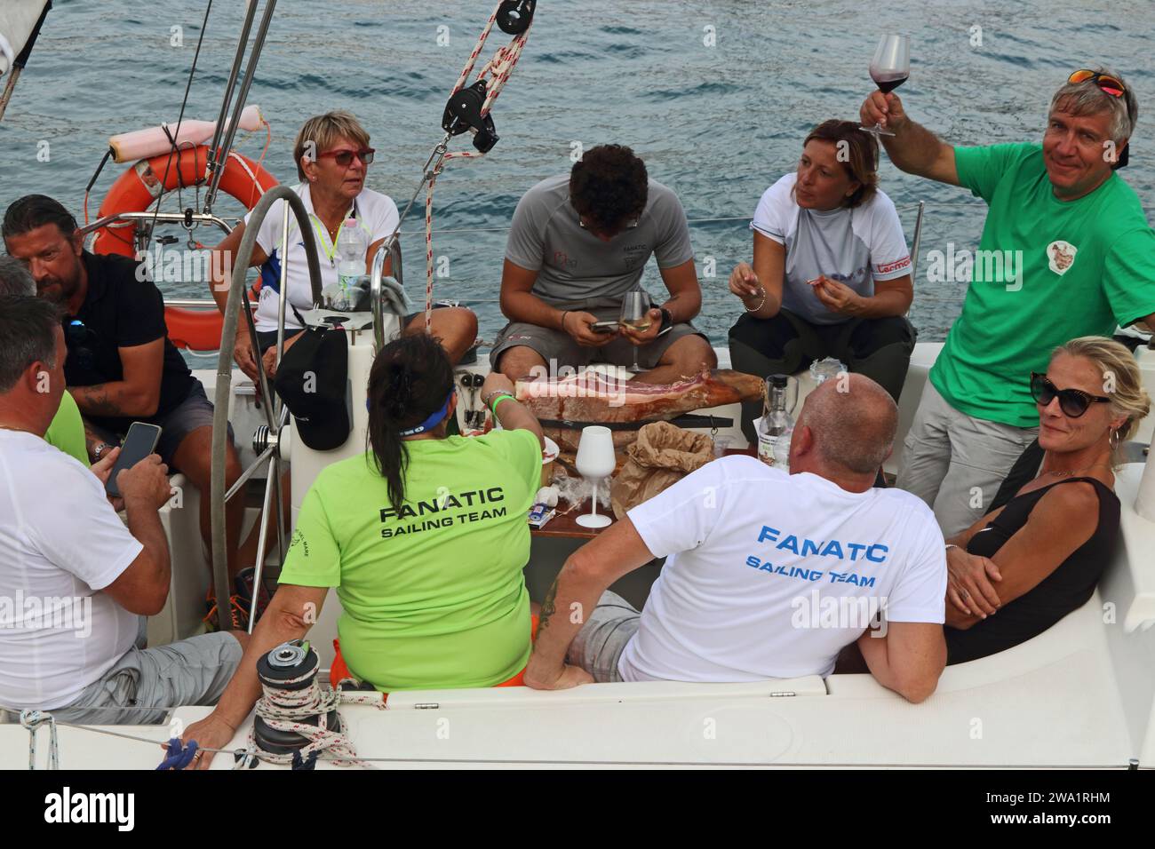 I membri del Fanatic Racing Team festeggiano durante la Barcolana 58 Sailing Regatta, Trieste, Italia Foto Stock