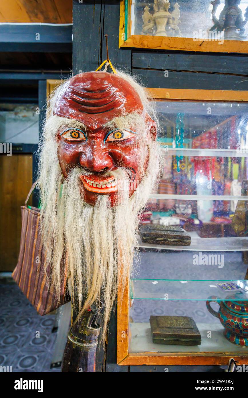 Maschera cerimoniale tradizionale e souvenir in vendita nel Thokmed Yeshey Handicraft & Yathra Production Center, Chumey, Bumthang, Bhutan Foto Stock