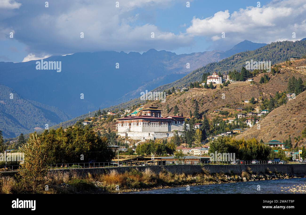 L'iconica Paro Dzong (Rinpung Dzong) e la Torre di Guardia, una famosa fortezza, un monastero e un edificio storico a Paro, Bhutan Foto Stock