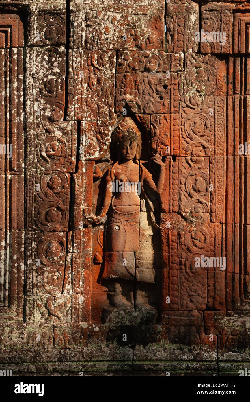 Apsara Devata antico rilievo in arenaria del Tempio di Banteay Kdei nel complesso di Angkor, provincia di Siem Reap, Cambogia. Foto Stock