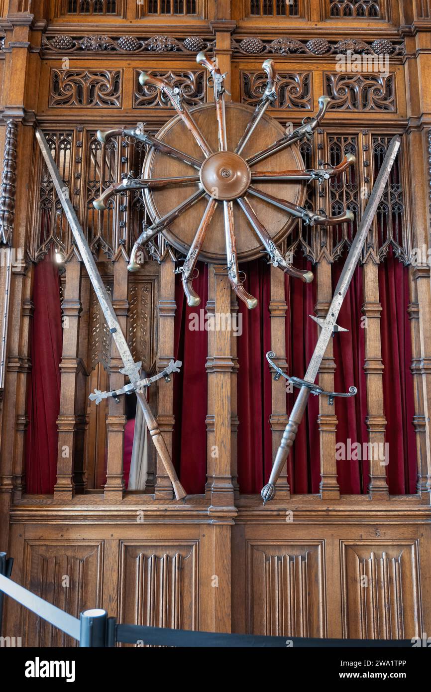 Spade e pistole a due mani all'interno della Great Hall nel Castello di Edimburgo, Edimburgo, Scozia, Regno Unito. Foto Stock