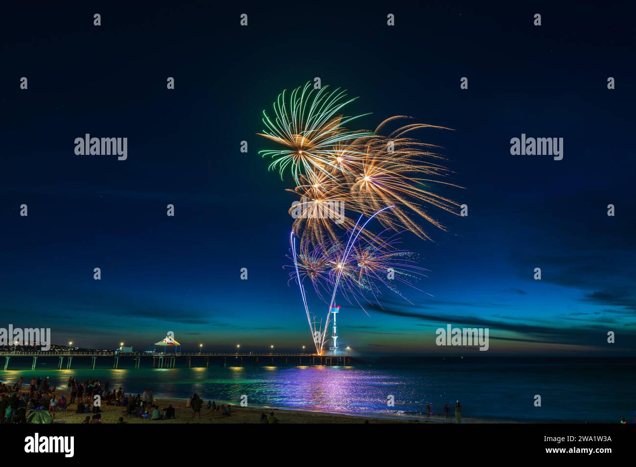 Fuochi d'artificio di Capodanno a Brighton Jetty, Adelaide, Australia meridionale Foto Stock