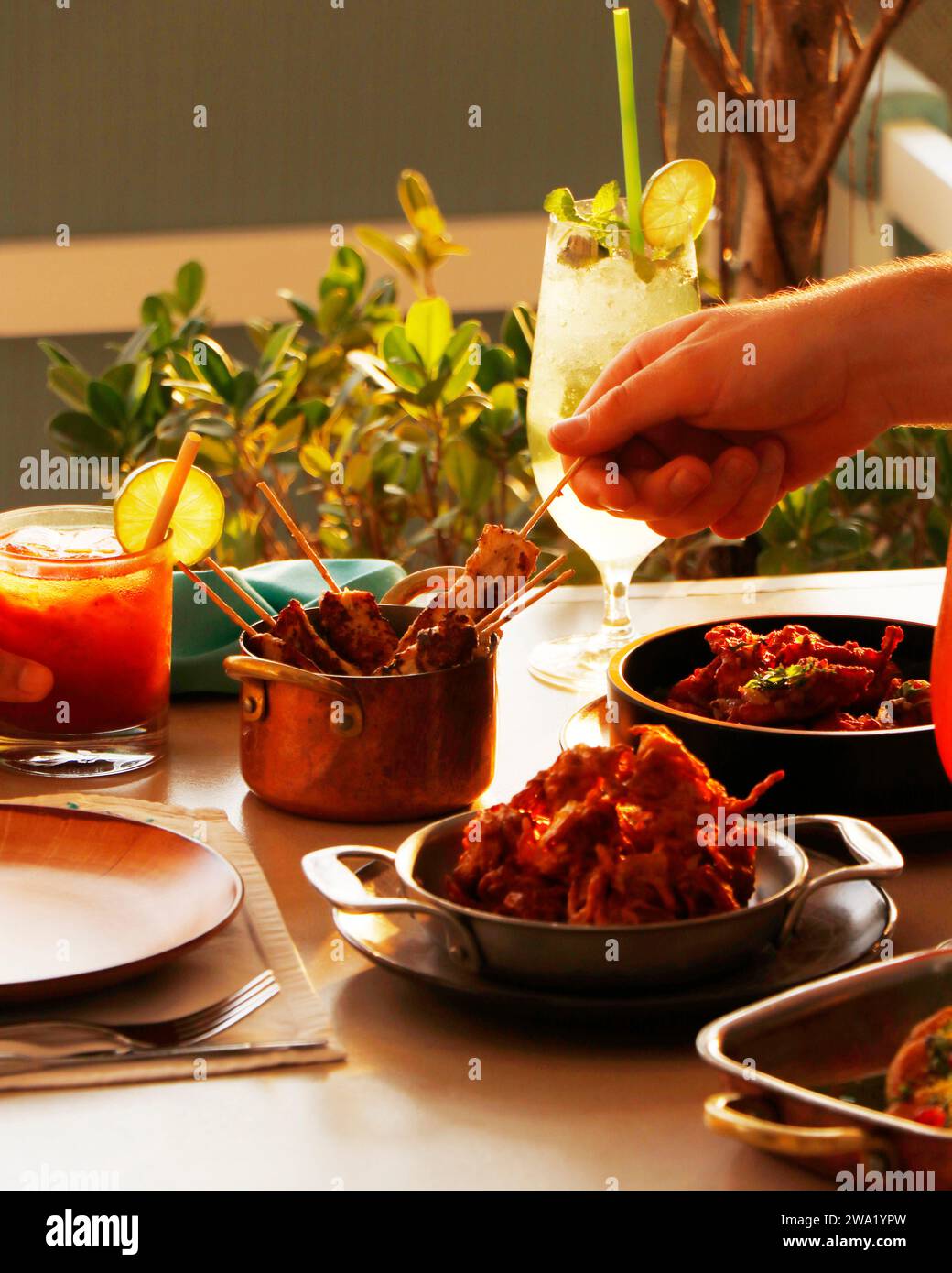 cocktail e cibi abbinati su un tavolo da pranzo Foto Stock