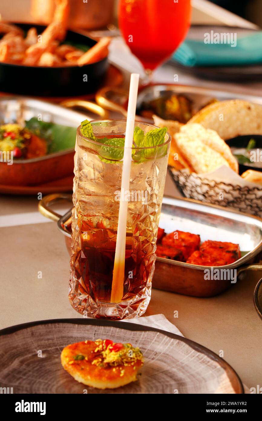 cocktail e cibi abbinati su un tavolo da pranzo Foto Stock