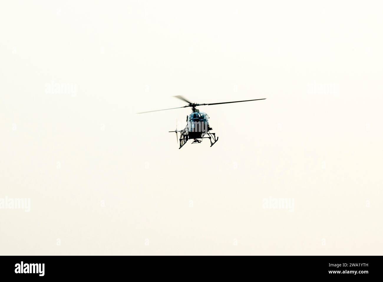 L'elicottero da combattimento sta volando su uno sfondo bianco isolato Foto Stock