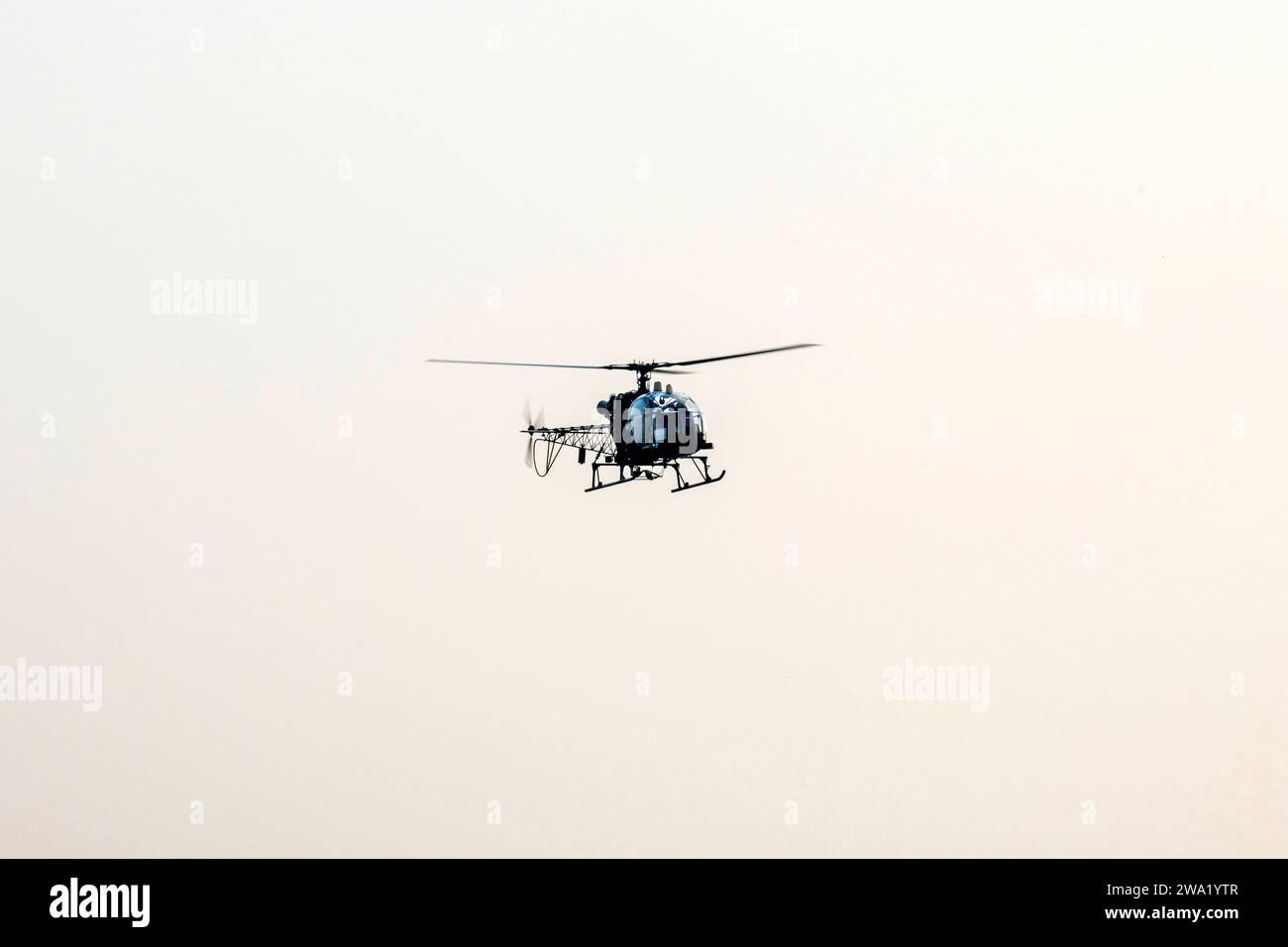 L'elicottero da combattimento sta volando su uno sfondo bianco isolato Foto Stock