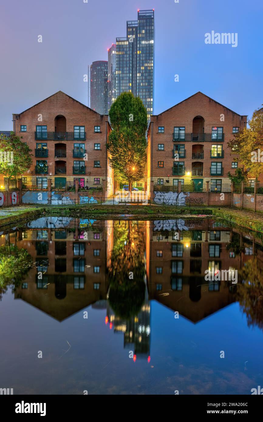 Edifici antichi e grattacieli moderni di notte, visti a Castelfield, Manchester Foto Stock
