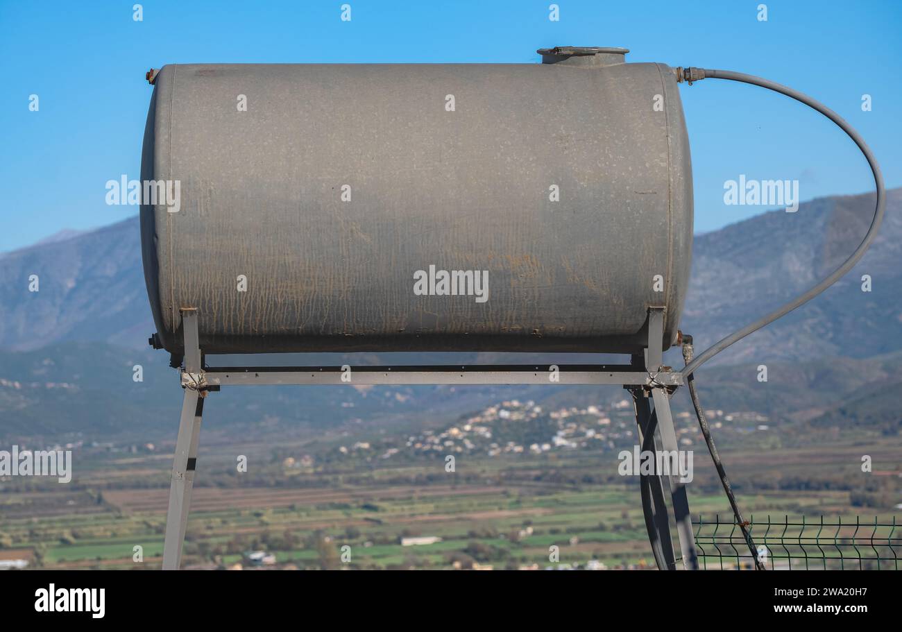 Serbatoi d'acqua sospesi sul tetto per immagazzinare l'acqua necessaria per la casa. Serbatoio dell'acqua sul tetto dell'edificio in Albania Foto Stock