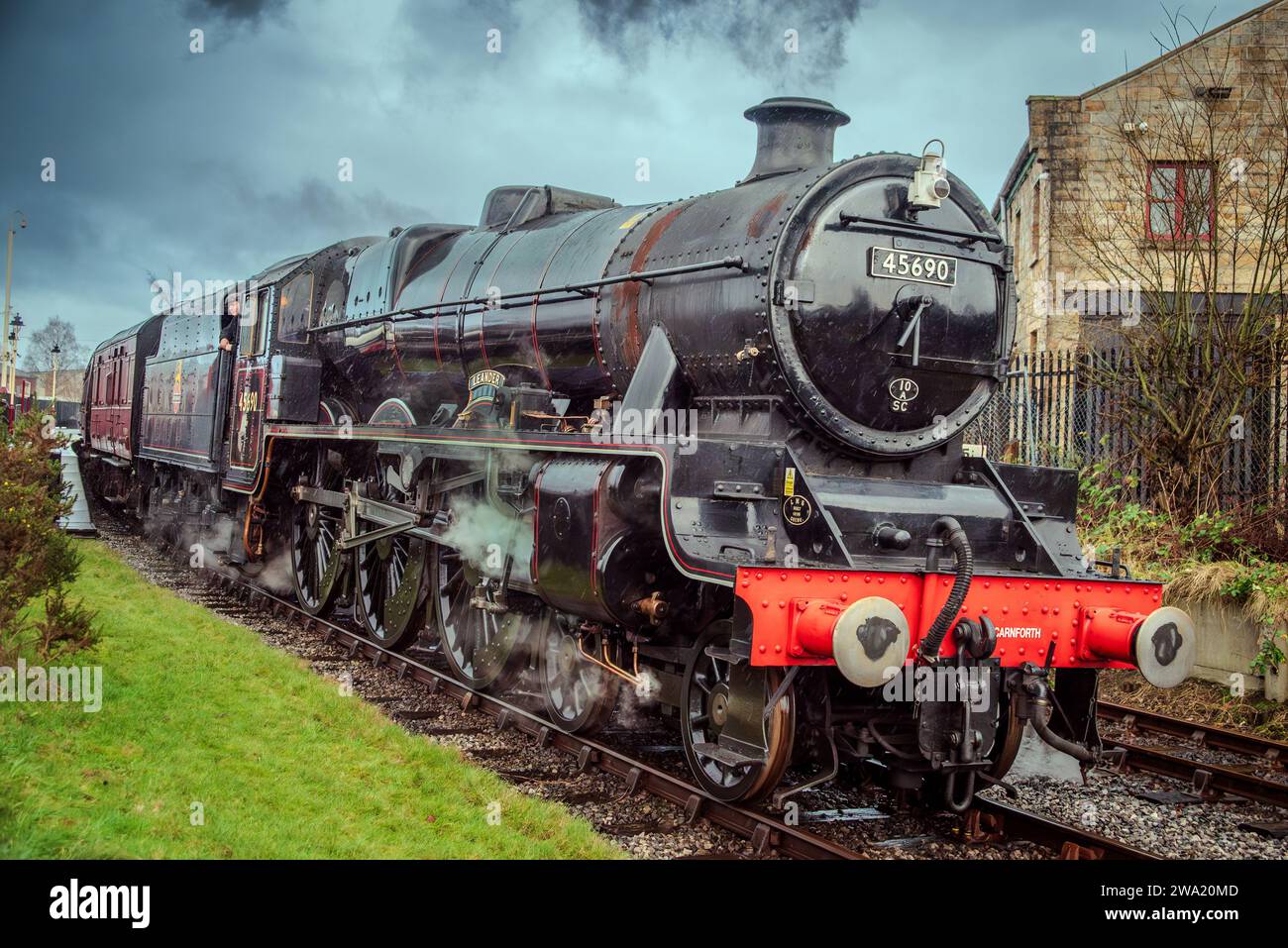 LMS Jubilee Class 6P 4-6-0 no 45690 locomotiva a vapore Leander presso la stazione di Heywood sulla East Lancashire Railway. Foto Stock