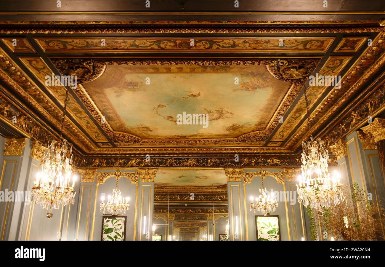 Starbucks Capucines si trova proprio accanto all'Opera Garnier, in Boulevard des Capucines, in un edificio risalente al XVII secolo che nel suo corso Foto Stock