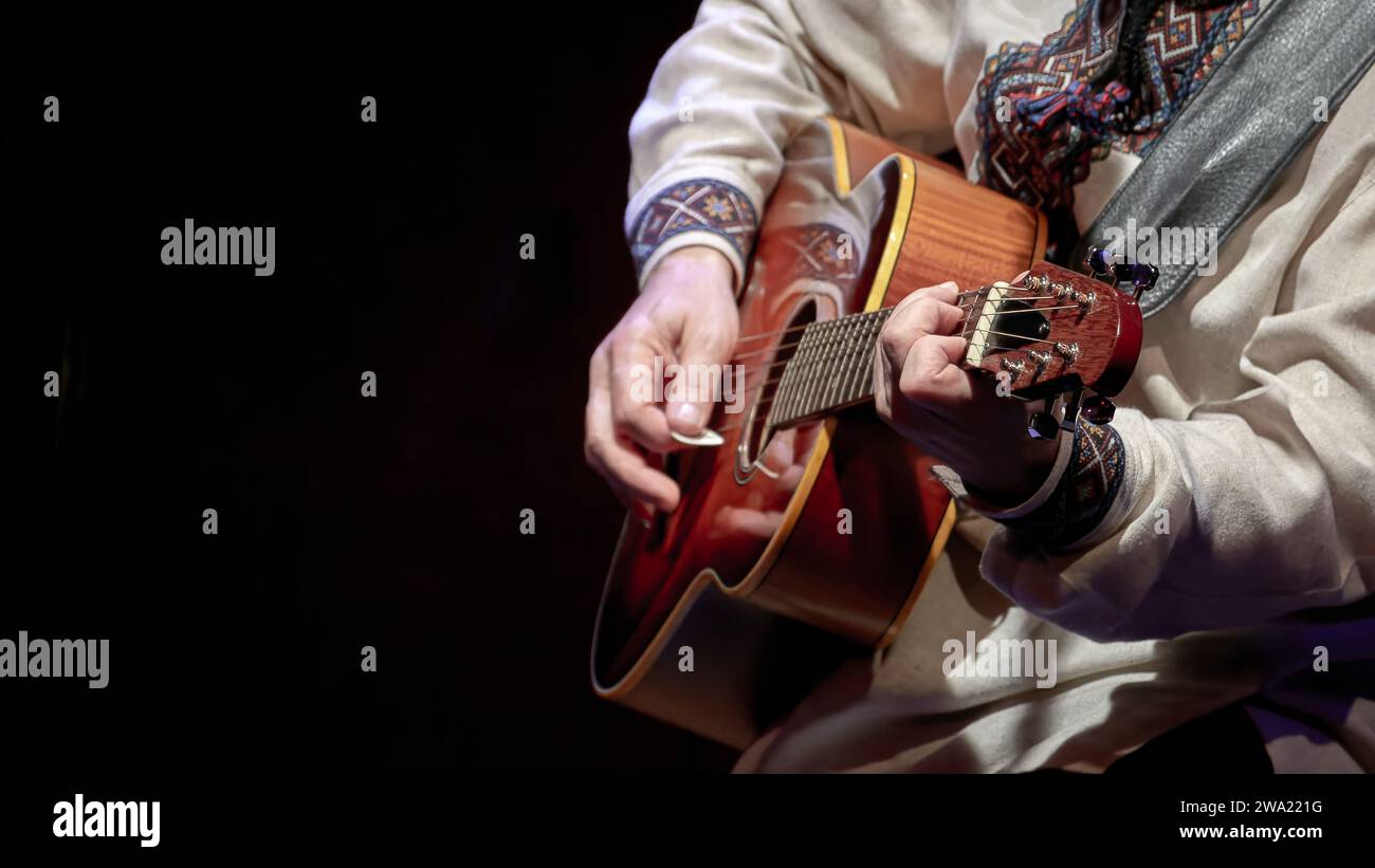 Immagine di un chitarrista che suona una chitarra acustica Foto Stock