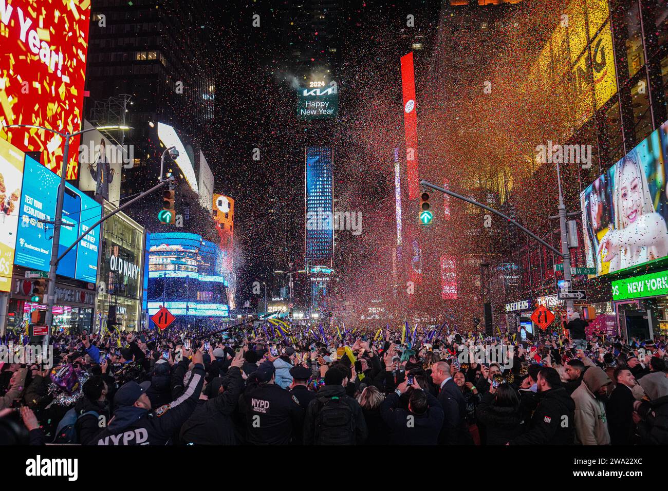 I coriandoli scendono dal cielo dopo il conto alla rovescia. La celebrazione del Capodanno 2024 di Times Square a New York City segna un ritorno monumentale dopo la pandemia di COVID-19, attirando migliaia di persone entusiaste a partecipare all'iconico conto alla rovescia e ad accogliere il nuovo anno. Come la tradizione vuole, la scintillante caduta della palla cattura la folla, segnalando il passaggio al 2024. Con il volgere dell'anno, una cascata mozzafiato di coriandoli scende dal cielo, trasformando il vivace paesaggio urbano in un'affascinante doccia di carta colorata. (Foto di Michael ho Wai Lee/SOPA i Foto Stock