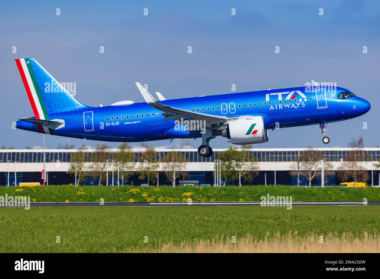 Amsterdam, Paesi Bassi - 28 aprile 2022: ITA Airways A320 all'Aeroporto di Amsterdam Foto Stock