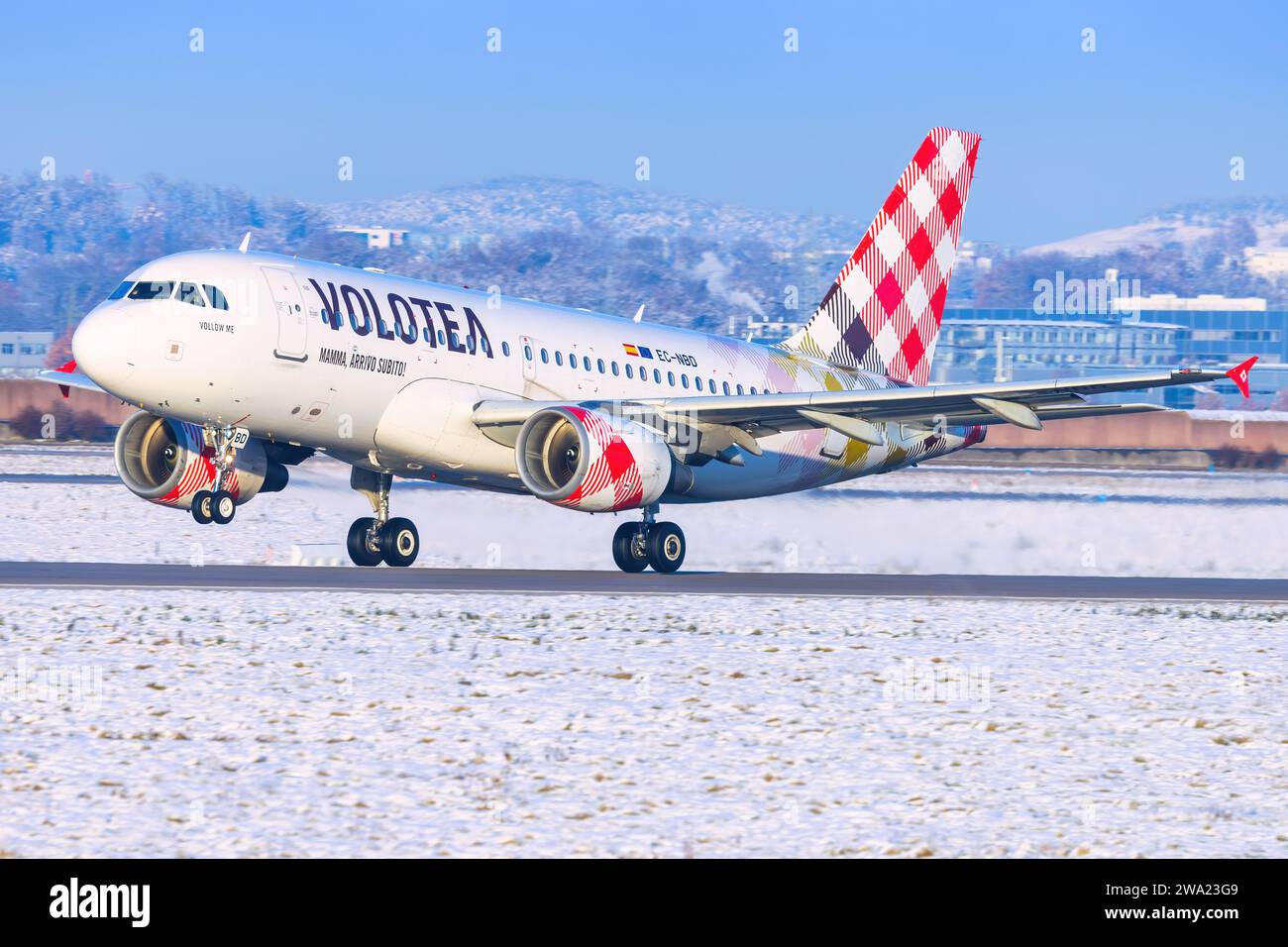 Stoccarda, Germania - 3 ottobre 2023: Volotea 320 si avvicina al freddo e nevoso aeroporto di Stoccarda Foto Stock